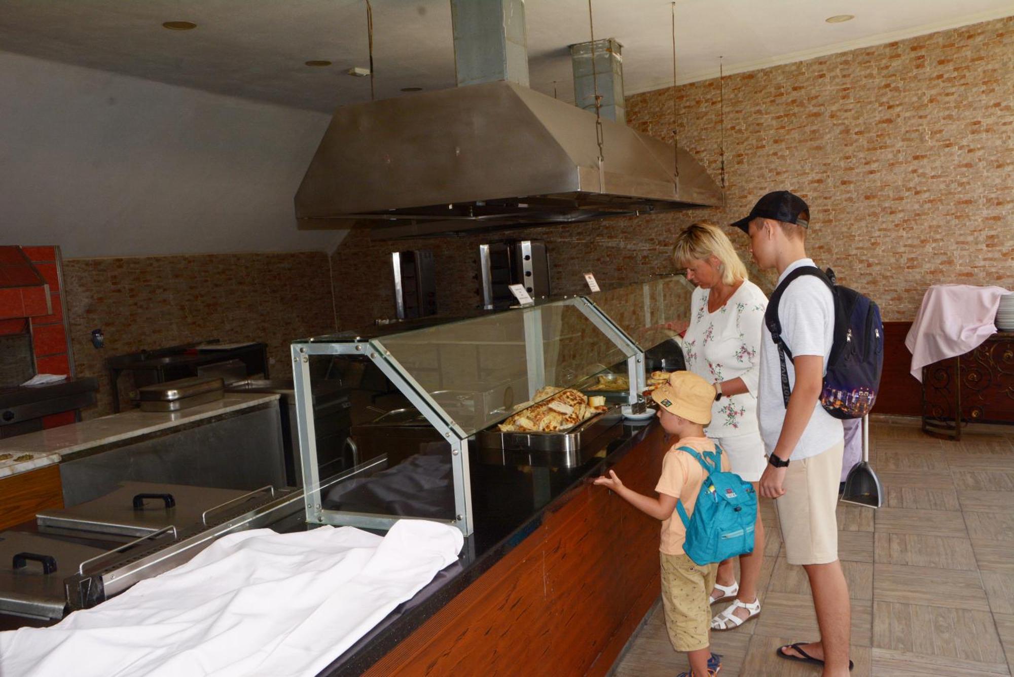 Miramor Hotel & Spa Antalya Bagian luar foto A family at a buffet